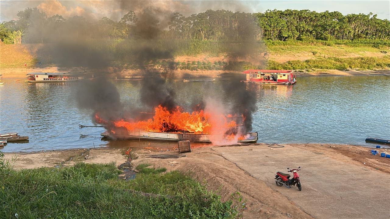 Balsa transportadora de combustível é consumida pelo fogo em Porto Walter